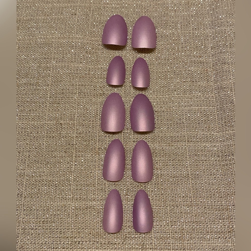 10 glue on nails💅🏽💜